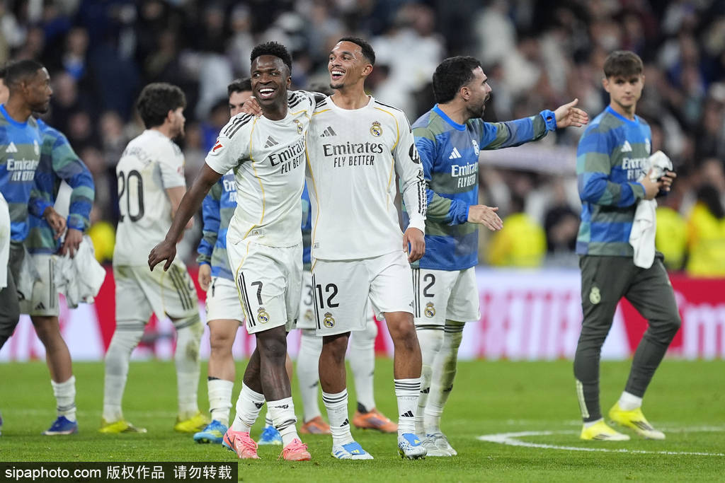 西甲-维尼修斯双响巴尔韦德破门+红牌 10人皇马3-2马竞